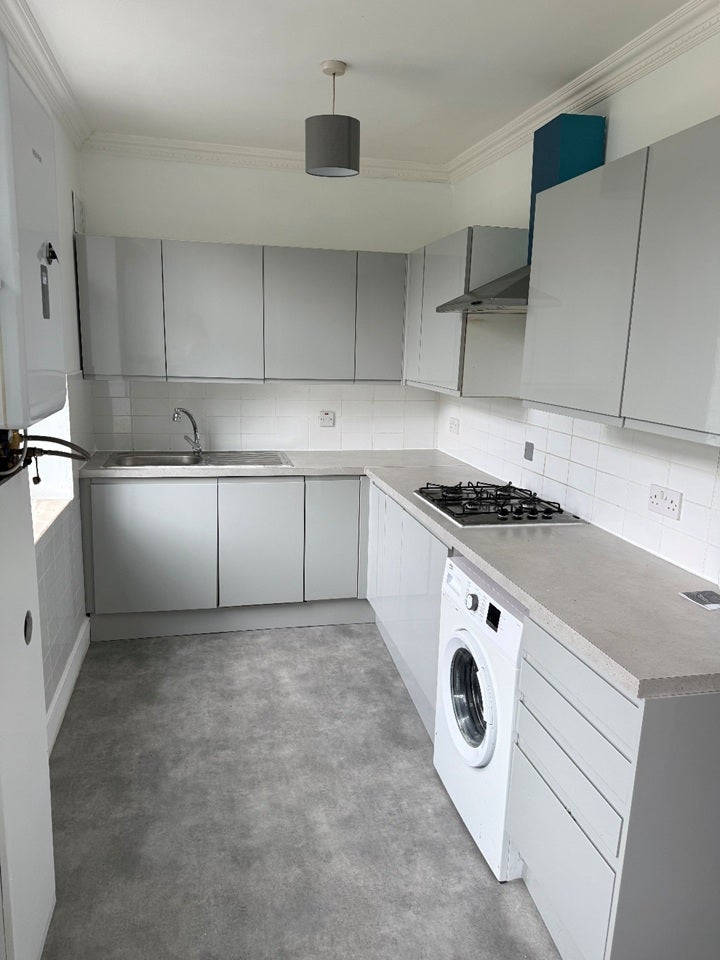 Flat Norbury Avenue in Greater London