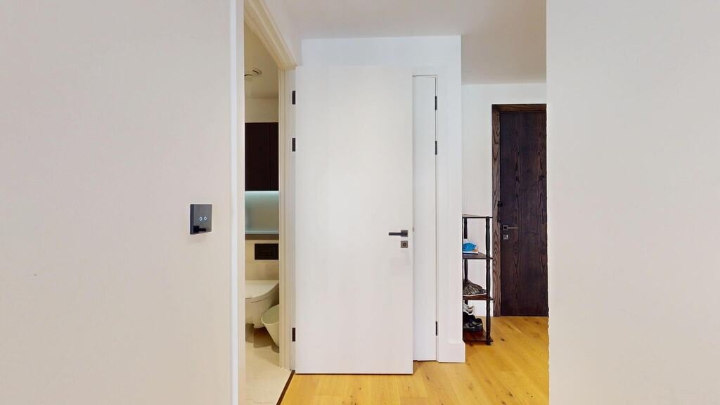 Flat Miles Street in Greater London