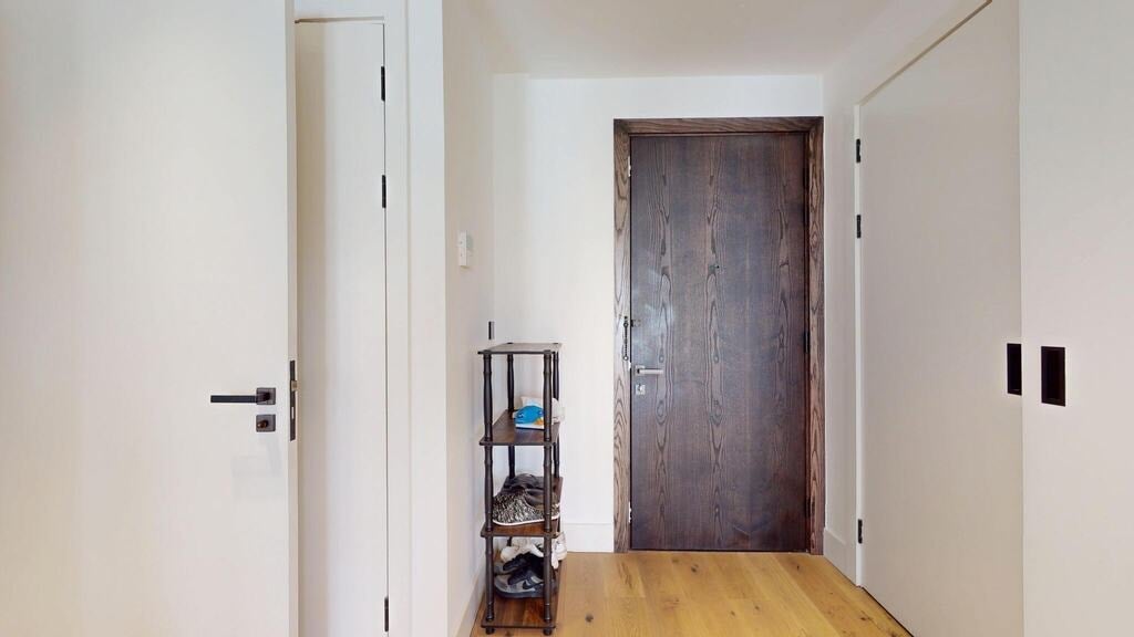 Flat Miles Street in Greater London