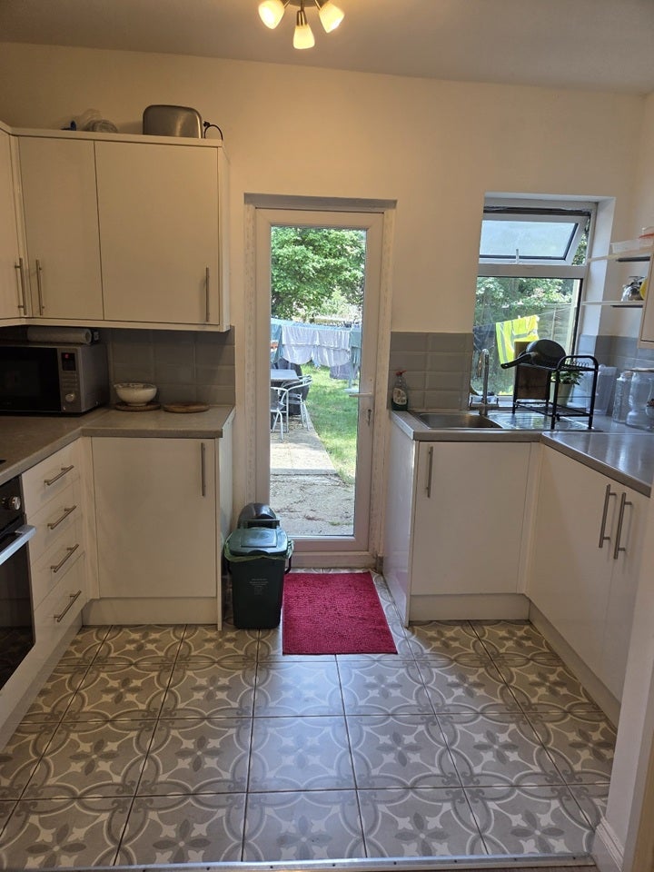 Room Gunnersbury Lane in Greater London