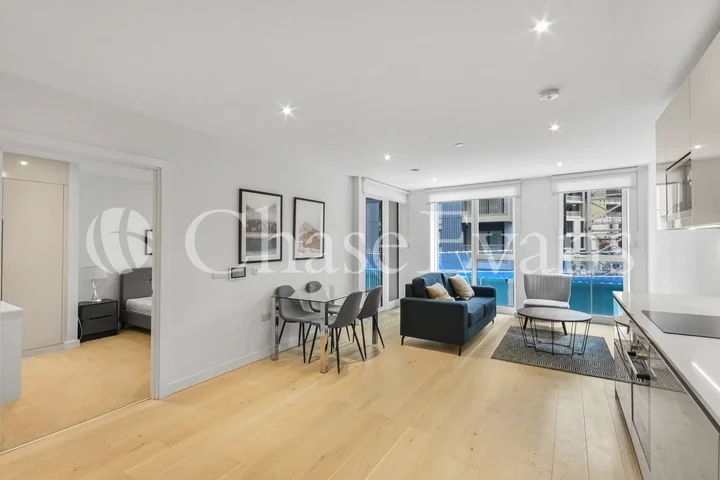 Flat Sayer Street in Greater London