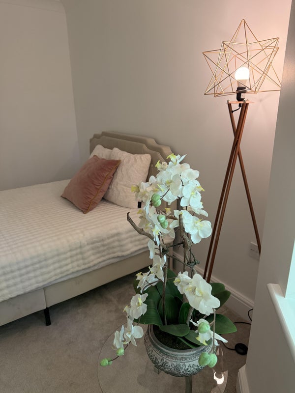 Room St Luke's Road in Tandridge