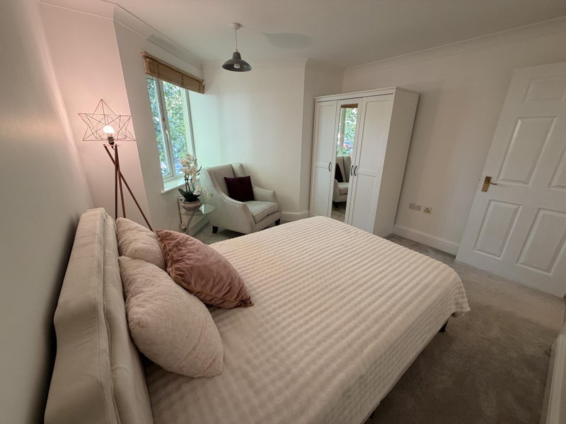 Room St Luke's Road in Tandridge