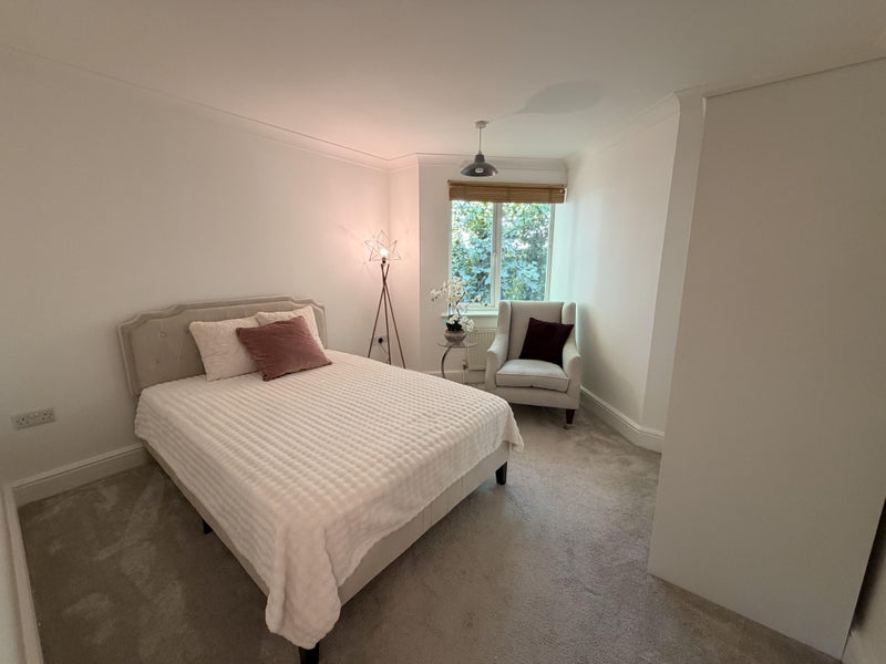 Room St Luke's Road in Tandridge