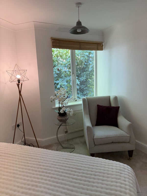 Room St Luke's Road in Tandridge