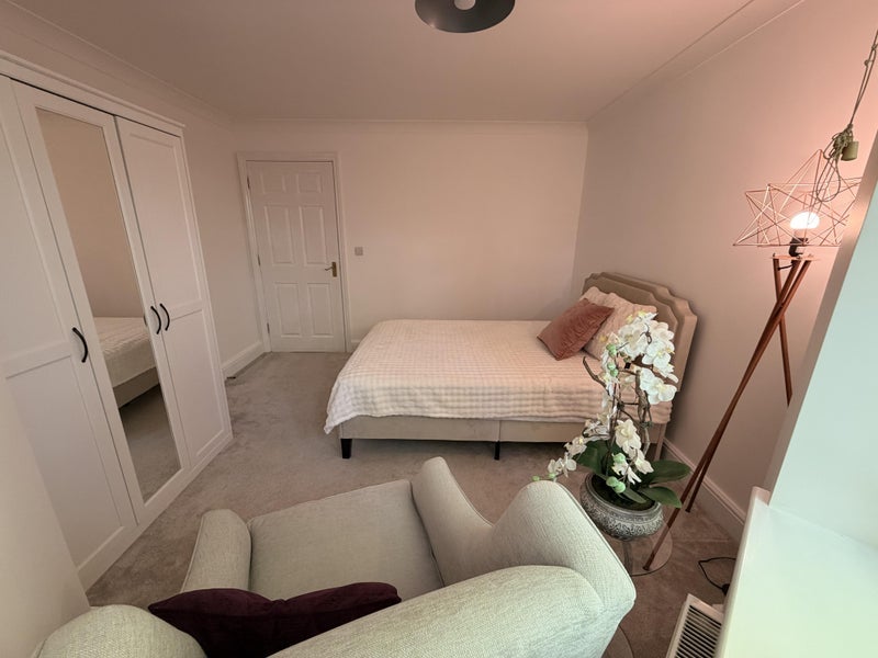 Room St Luke's Road in Tandridge