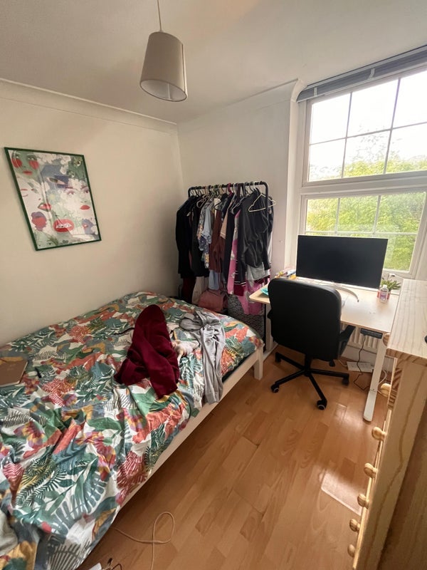 Room Leighton Road in Greater London
