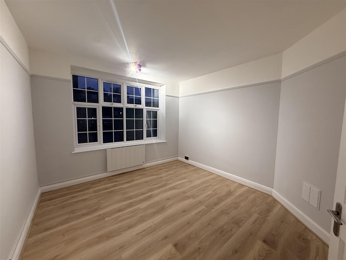 Flat Wynash Gardens in Greater London
