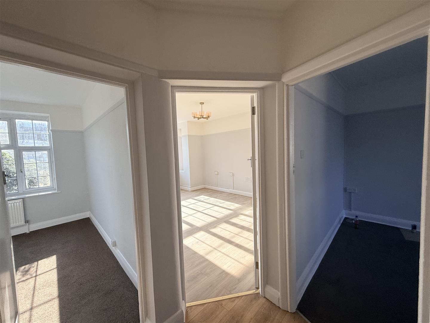 Flat Wynash Gardens in Greater London