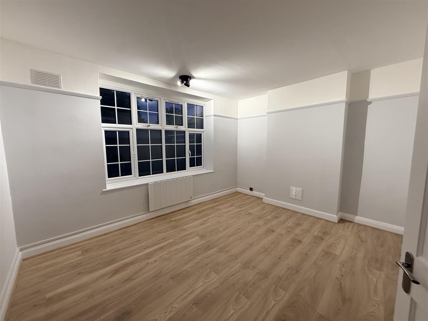 Flat Wynash Gardens in Greater London
