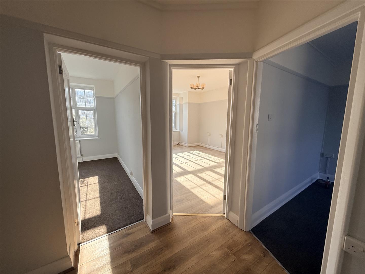 Flat Wynash Gardens in Greater London