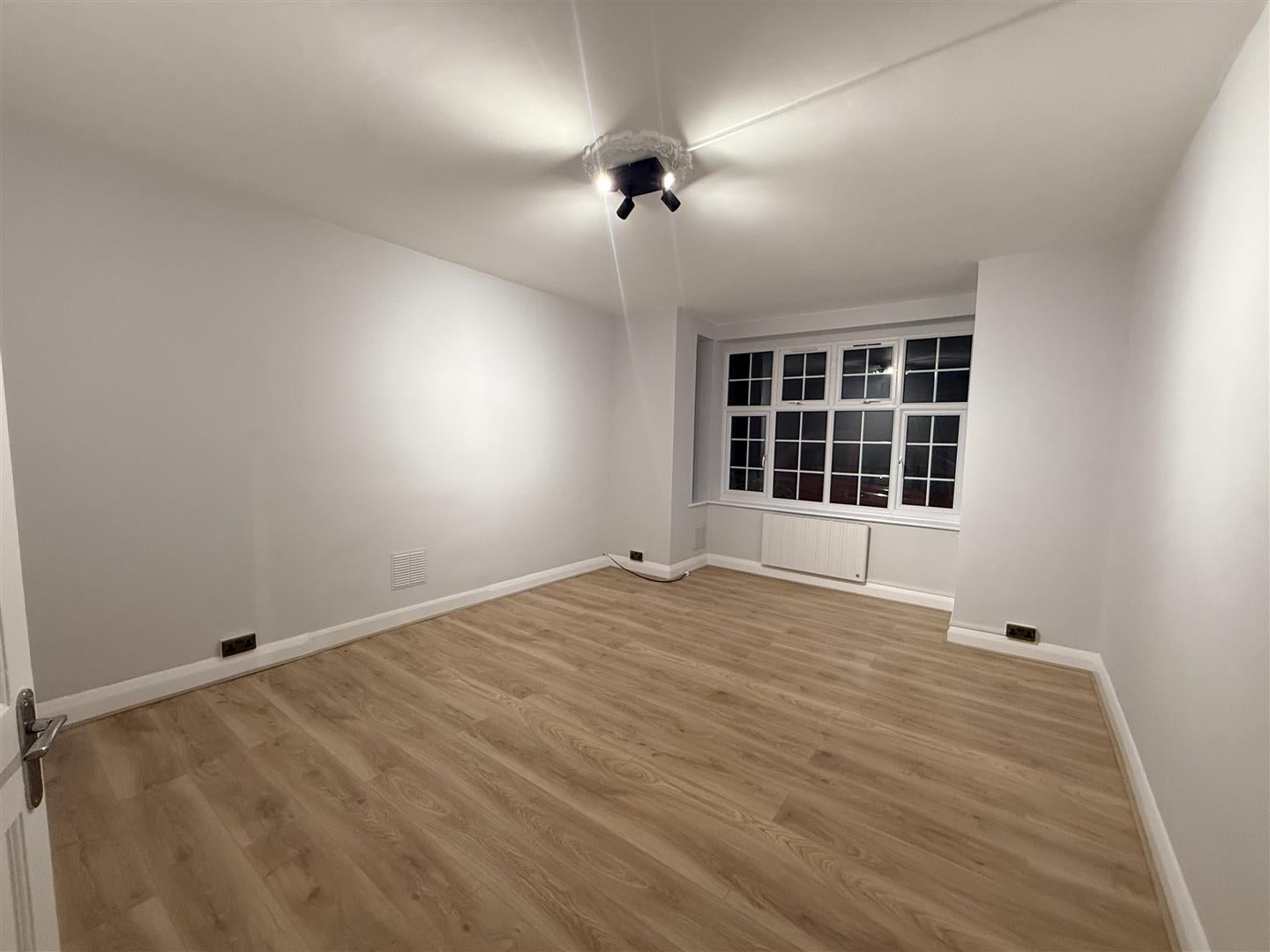 Flat Wynash Gardens in Greater London