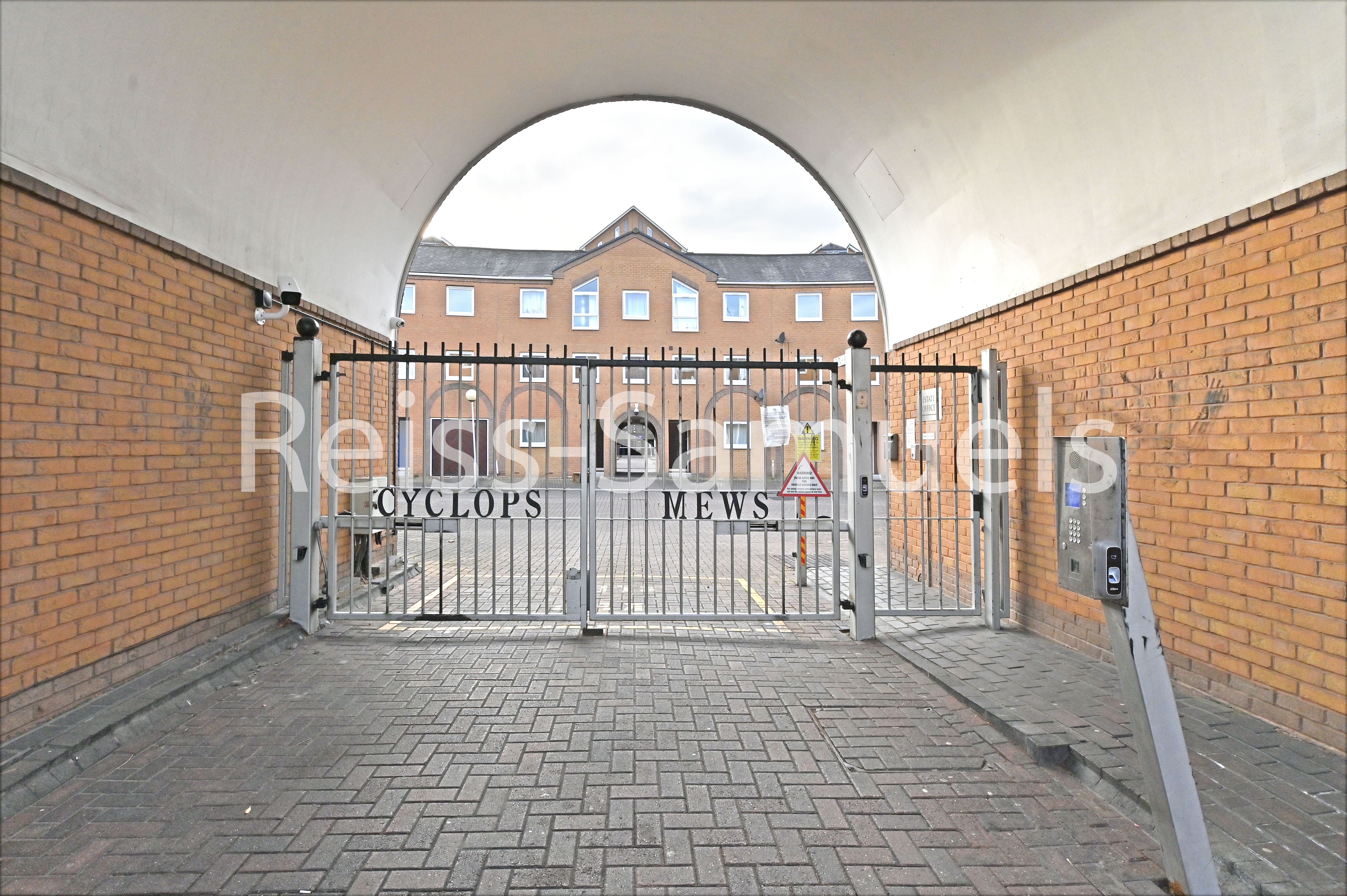 Flat Cyclops Mews in Greater London