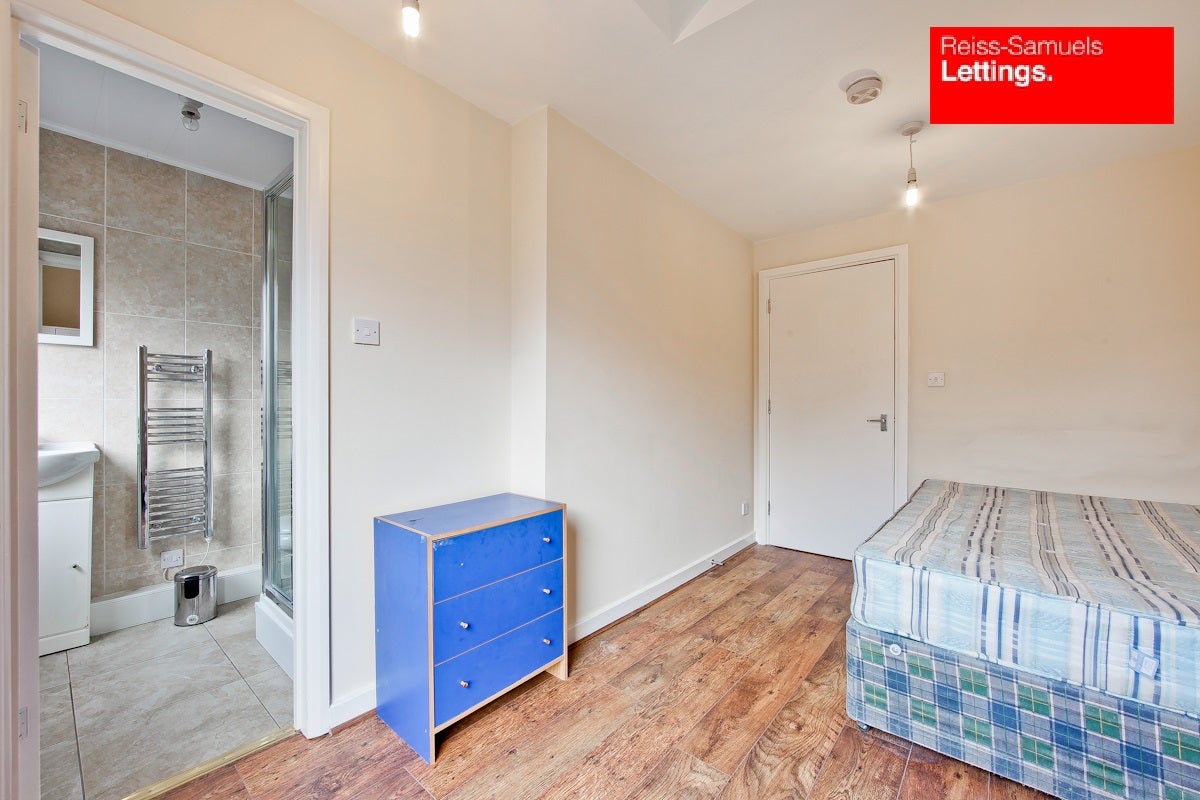 Flat Cyclops Mews in Greater London
