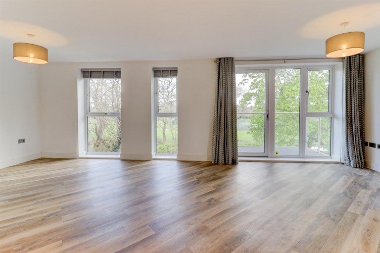 Flat De Normanville Avenue in Royal Leamington Spa