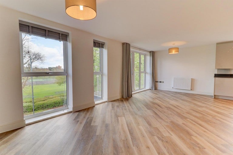Flat De Normanville Avenue in Royal Leamington Spa