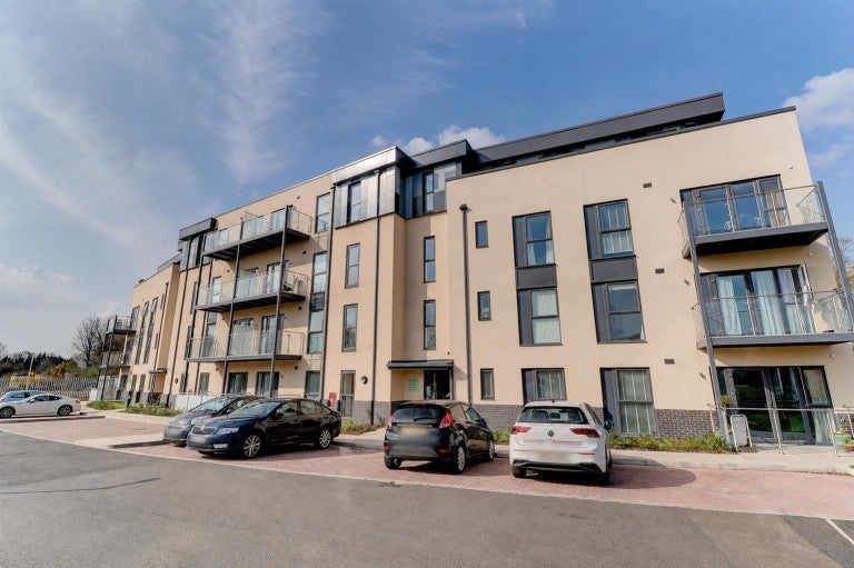 Flat De Normanville Avenue in Royal Leamington Spa