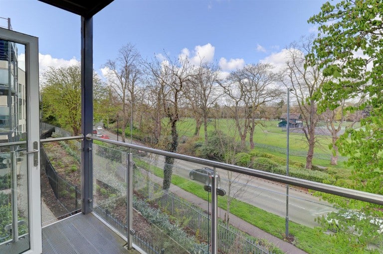 Flat De Normanville Avenue in Royal Leamington Spa