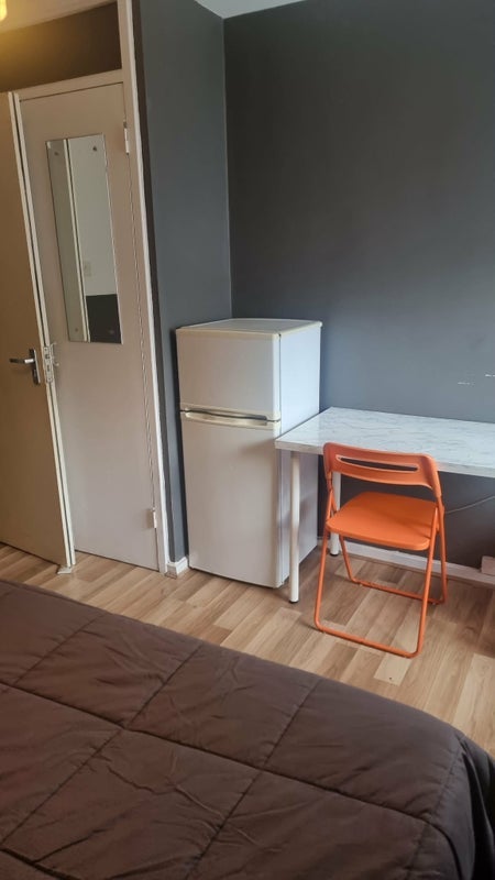 Room Erskine Crescent in Greater London