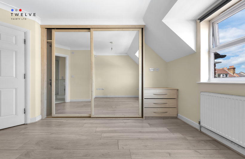 Flat Ravenscroft Road in Greater London