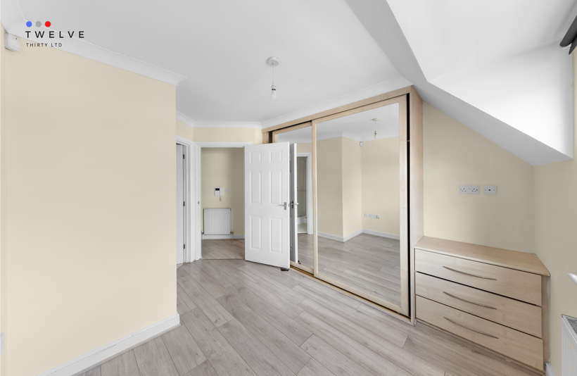 Flat Ravenscroft Road in Greater London