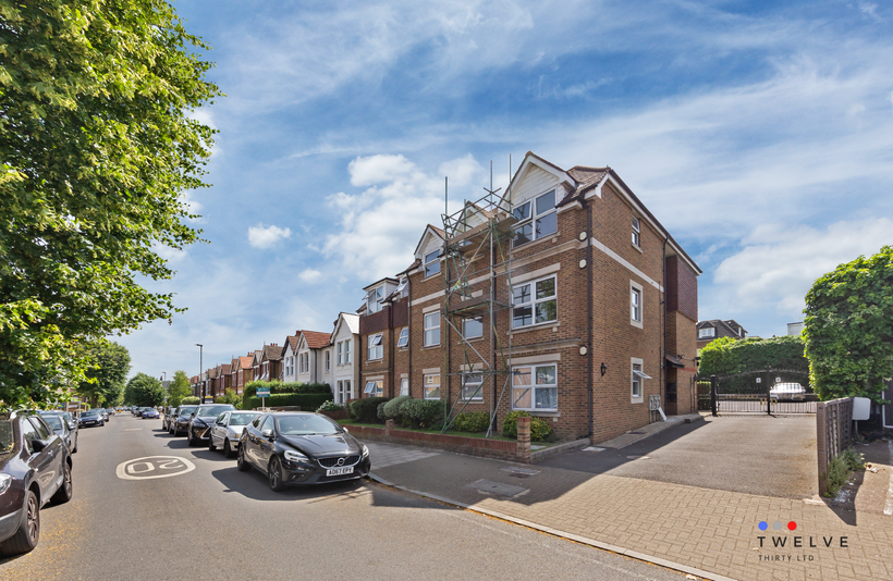 Flat Ravenscroft Road in Greater London