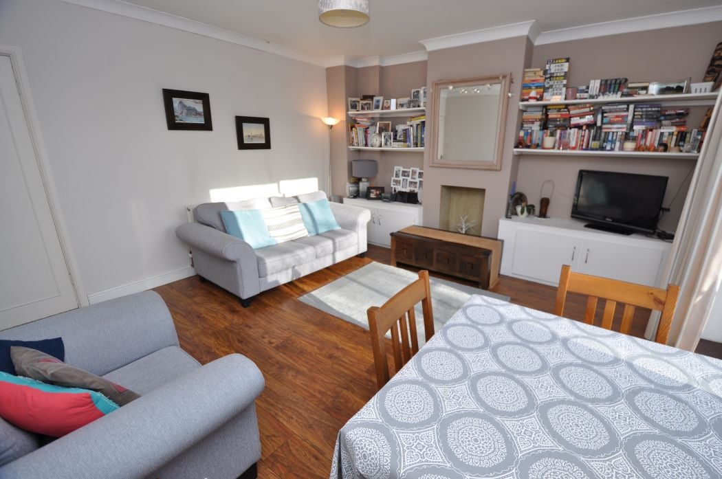 Flat Edensor Road in Greater London