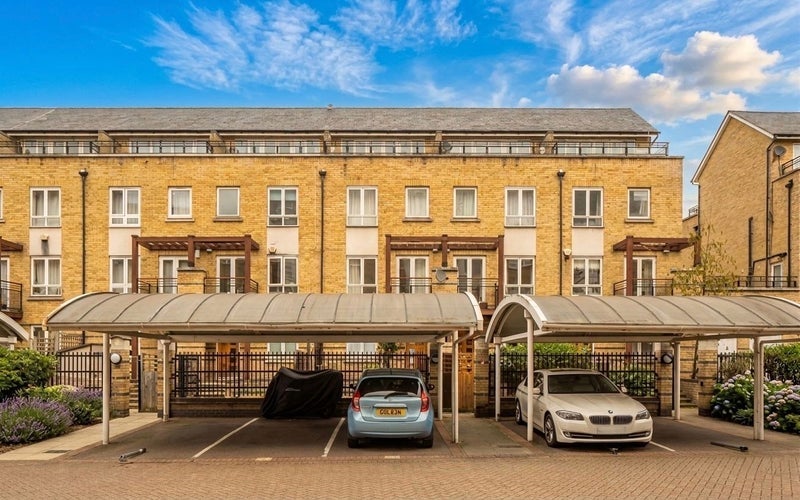 Room St. Davids Square in Greater London