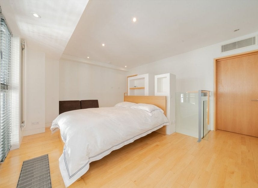 Flat Rose and Crown Yard in City of Westminster