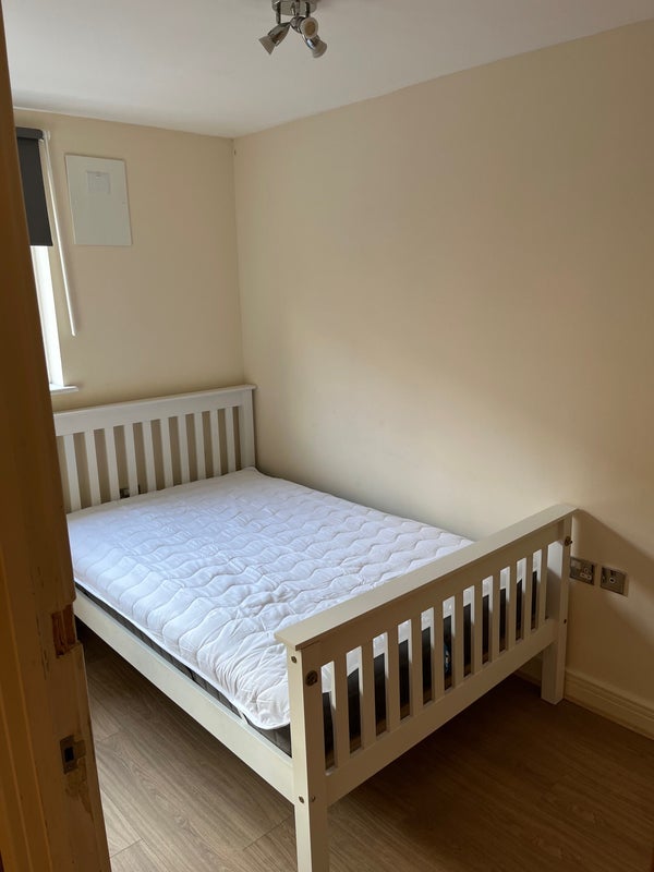 Room Newport Avenue in Greater London