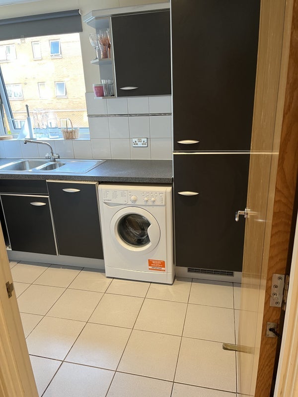 Room Newport Avenue in Greater London