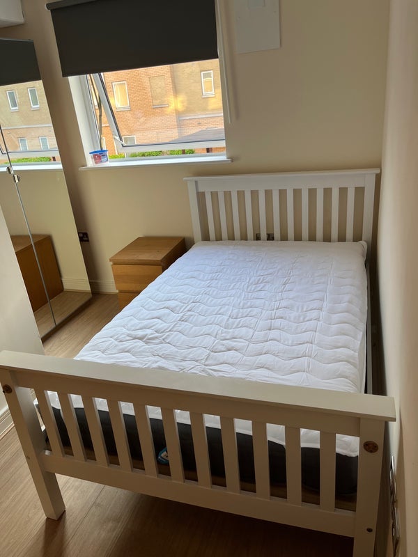 Room Newport Avenue in Greater London