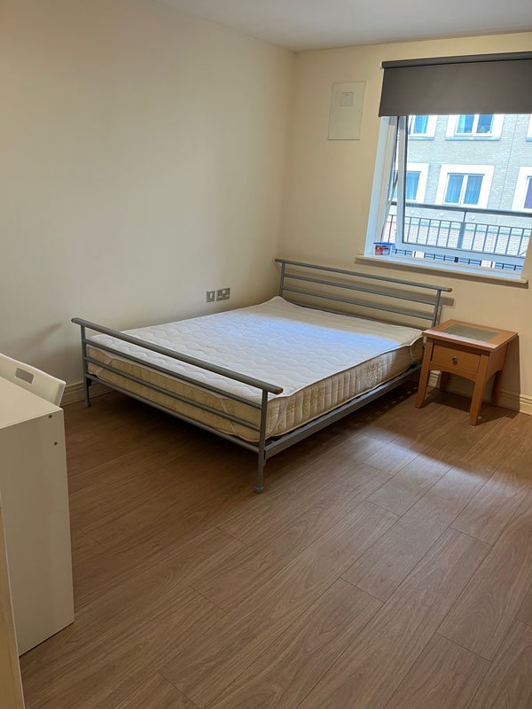 Room Newport Avenue in Greater London