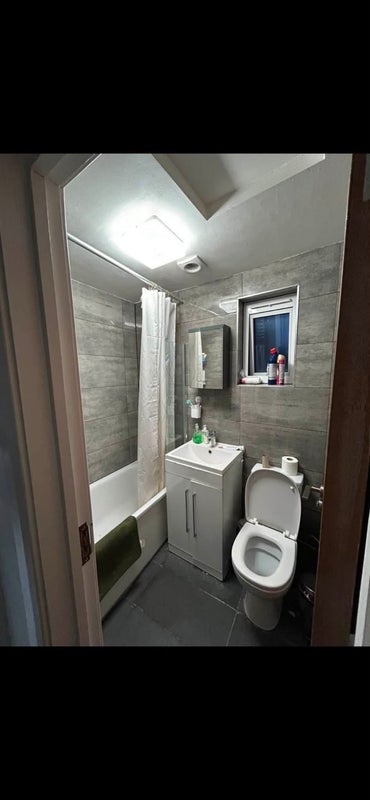 Room Trinder Road in Greater London