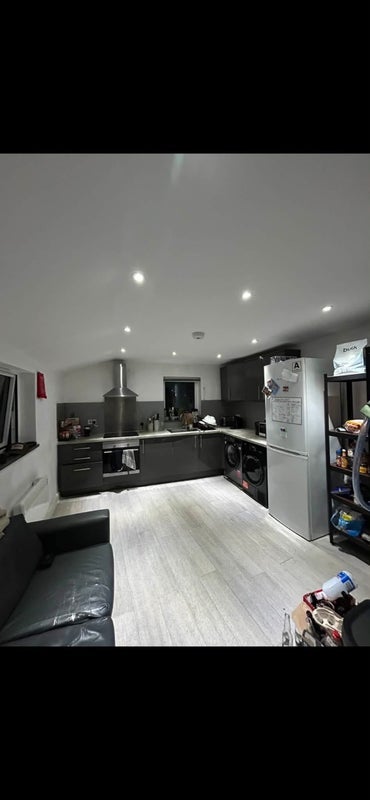 Room Trinder Road in Greater London