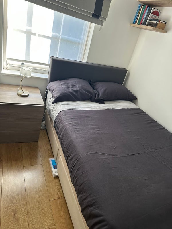 Room Tibberton Square in Greater London