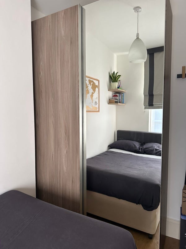 Room Tibberton Square in Greater London