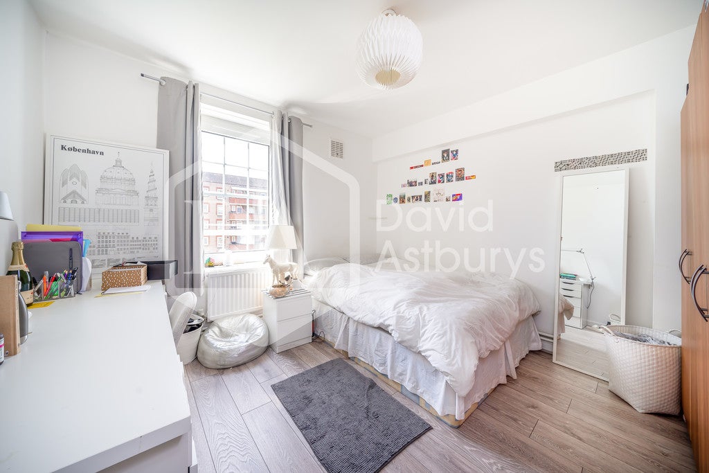Flat Caversham Road in Greater London
