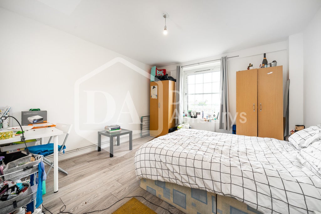 Flat Caversham Road in Greater London