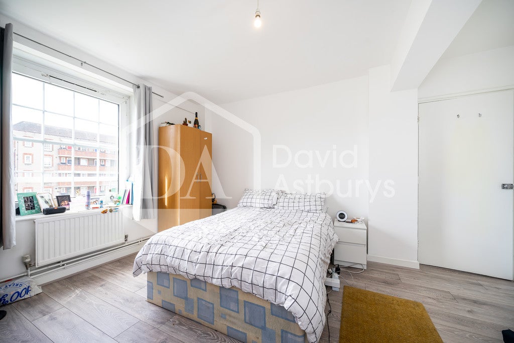 Flat Caversham Road in Greater London