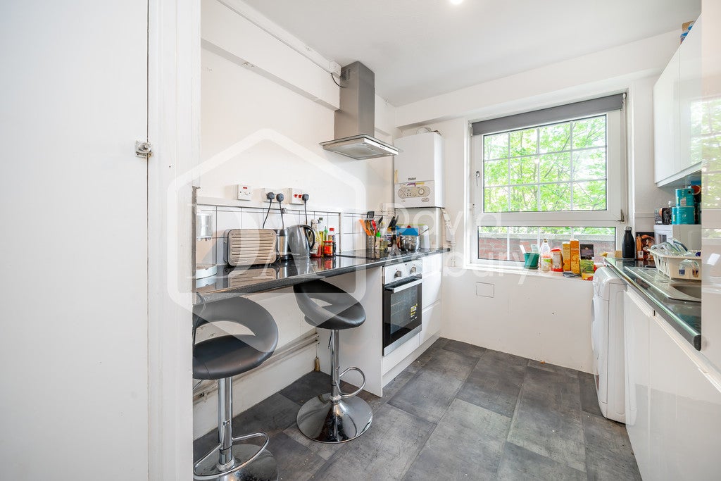 Flat Caversham Road in Greater London