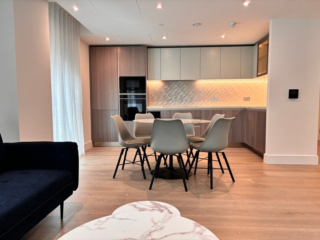 Flat Broomwood Road in Greater London