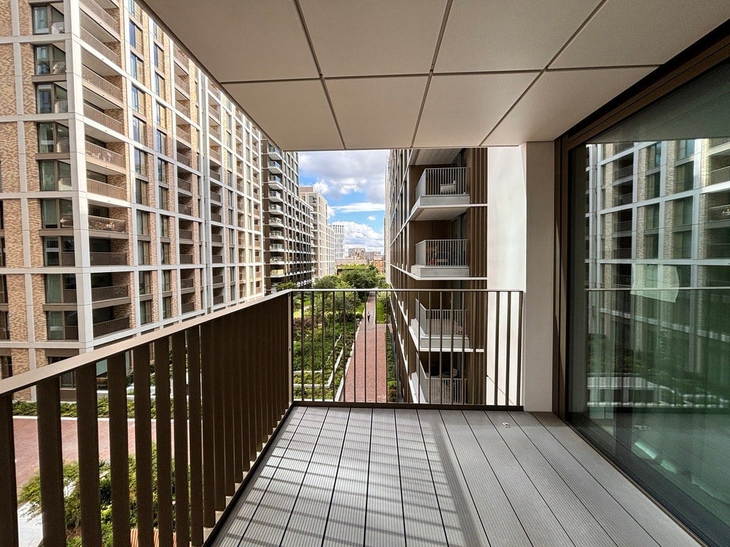 Flat Broomwood Road in Greater London