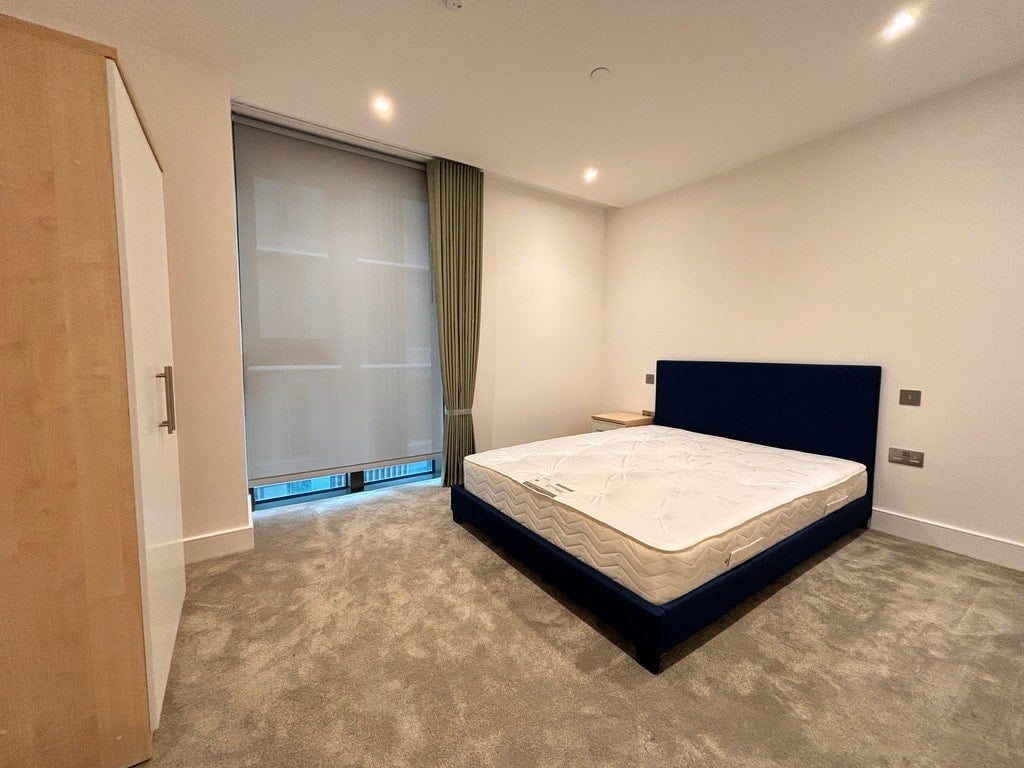 Flat Broomwood Road in Greater London