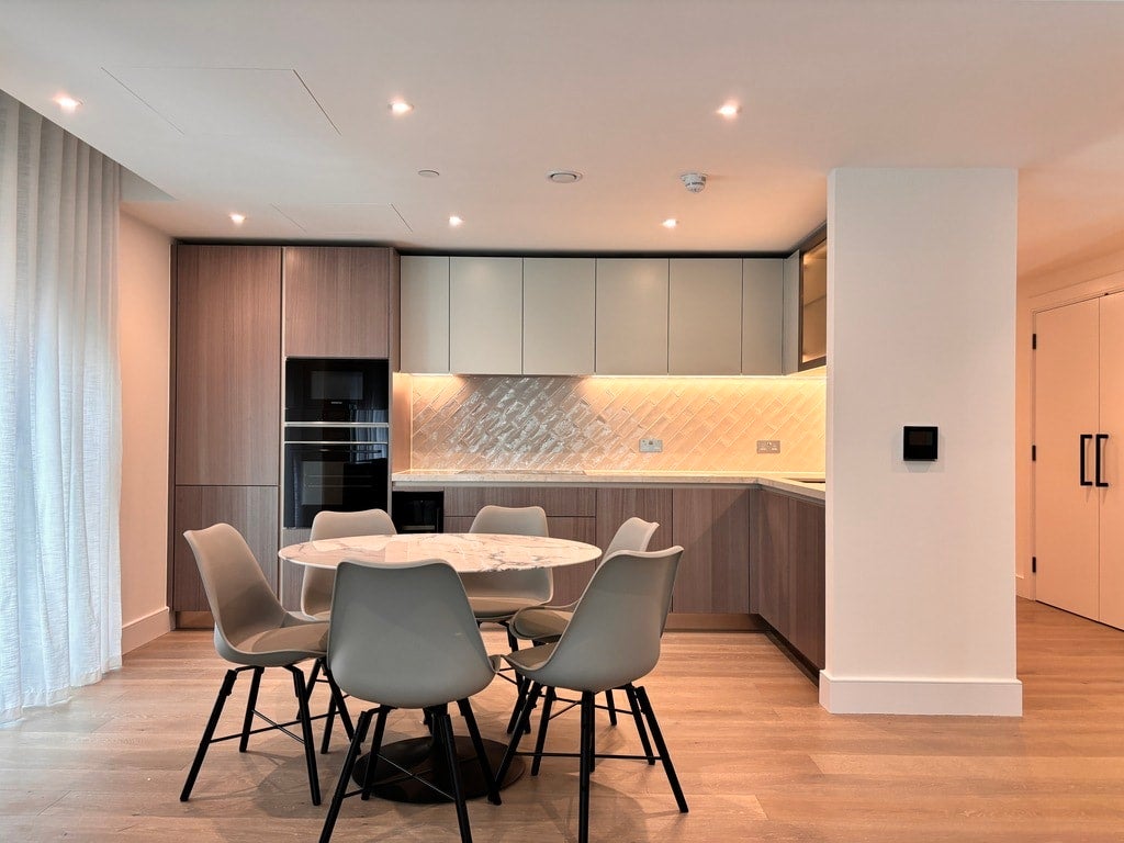 Flat Broomwood Road in Greater London