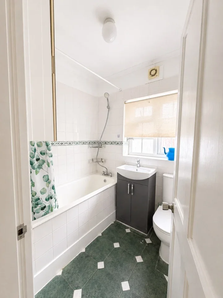 Flat Vicarage Farm Road in Greater London