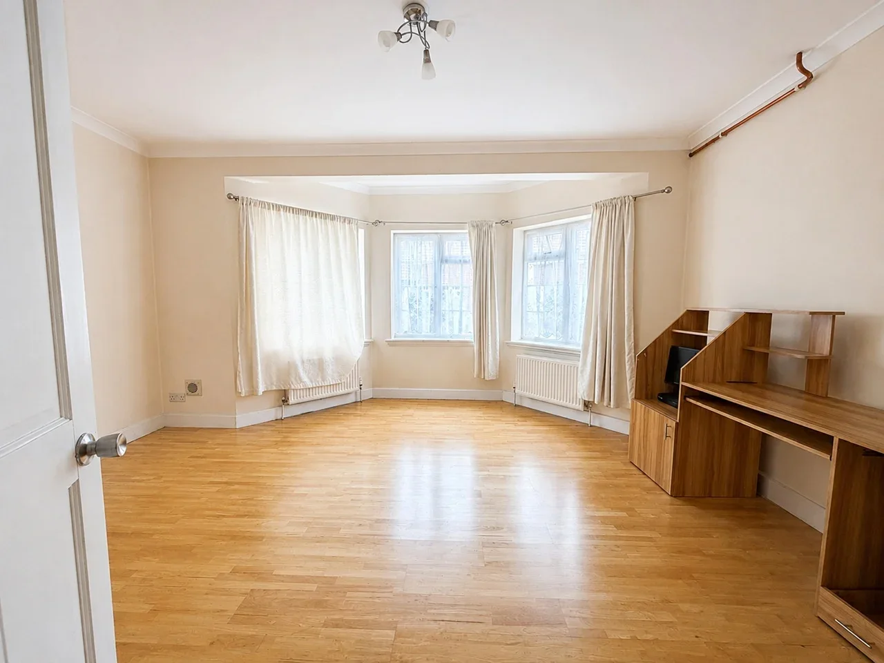 Flat Vicarage Farm Road in Greater London