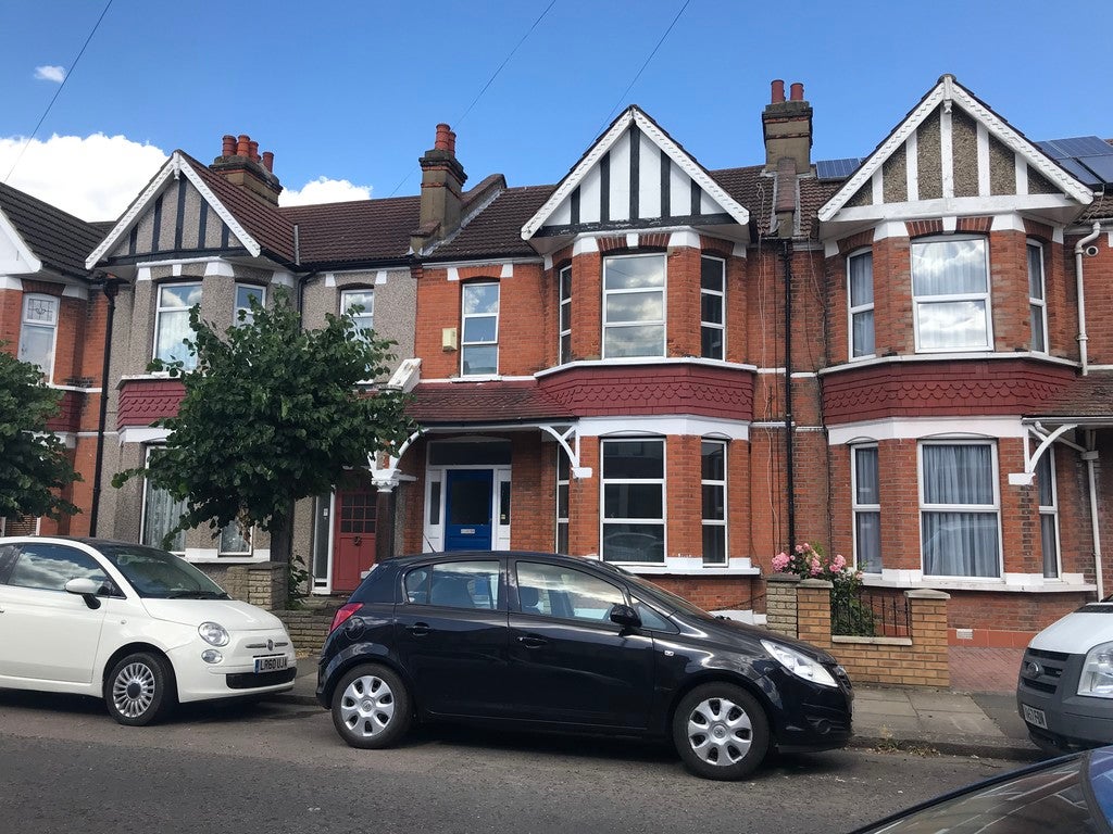 House Leamington Gardens in Greater London