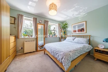 Flat Lisle Close in Greater London