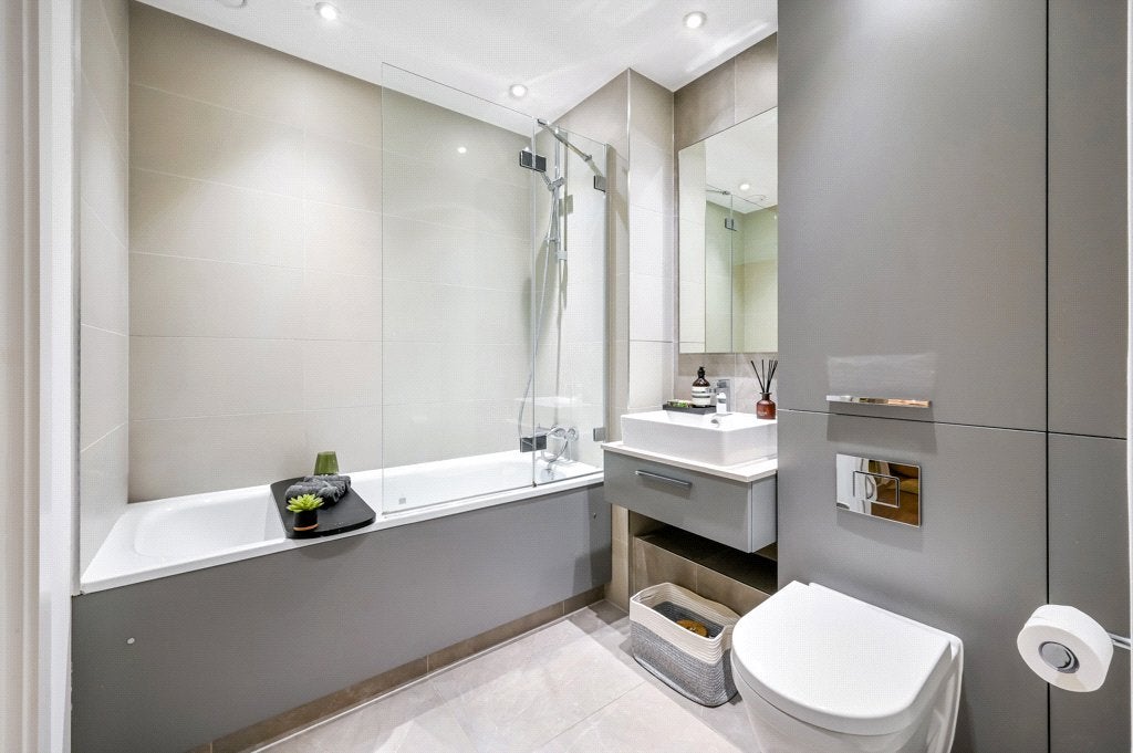 Flat Vanguard Way in Greater London